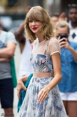 组图：泰勒透视裙秀纤细身材 甜笑挥手尽显亲和