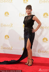 组图：《女子监狱》雅埃尔-斯通开叉裙亮相红毯