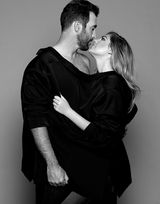 组图:抖奶超模凯特-阿普顿与艳照男主角写真 被摸胸尺度大