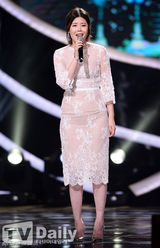 组图：胡歌金秀贤郑元畅首尔电视节同获人气奖