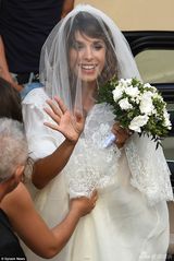 组图：喜结连理！布鲁尼前任卡娜丽斯甜蜜成婚