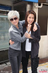 组图：钟嘉欣伤手后恢复笑容 网上报平安