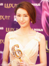 组图：周庭伊裸色透视长裙性感美艳