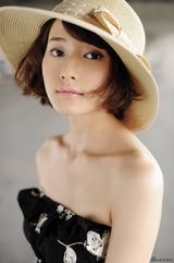 柴碧云夏日写真清新淡雅 露香肩可爱性感(组图)