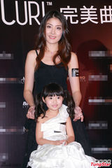 组图：陈慧琳吊带纱裙出镜 台上与萌萝莉互动