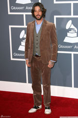 高清图：格莱美音乐奖红毯 作曲家瑞安-宾汉玩复古