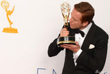 组图：戴米恩-路易斯后台亲吻剧情类最佳男主角奖杯