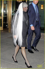 组图：Lady Gaga网袜秀腿 面纱遮脸击剑选手