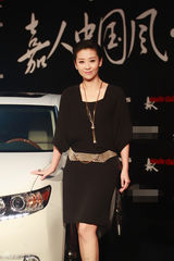 组图：苗圃出席杂志庆典 香车美女星光四射