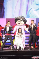 组图：曾志伟薛家燕扮肥姐 郑欣宜隔空寄思念