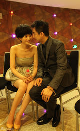 组图：李小冉与鄢颇首恩爱亮相 有孕在身被呵护