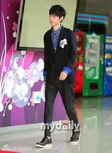 组图：《我结》新情侣亮相 泰民缺席娜恩抱纸板