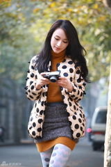 组图：张俪拍温暖冬日街拍  毛衣混搭秀女人味