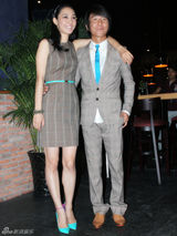 组图：白百何陈羽凡情侣装亮相 十指紧扣秀甜蜜