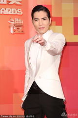 组图：“雨神”萧敬腾白西装亮相 搞怪摆pose