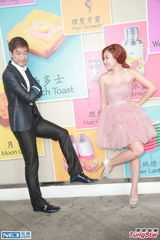 组图：郭颖儿王宗尧合拍广告 野外真空换衣尴尬