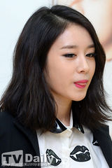 组图：T-ara智妍发个人单曲 白衫黑衣显清新