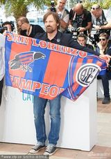 组图：《远征》记者会 导演阿隆索秀旗帜