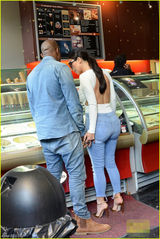 组图：卡戴珊外出露美背 与准老公甜蜜吃冰淇淋