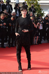 组图：李宇春黑衣裤亮相戛纳 中性风帅气