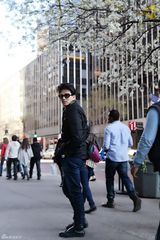 组图：陈晓东漫游街头 蓄须素颜秀男人味