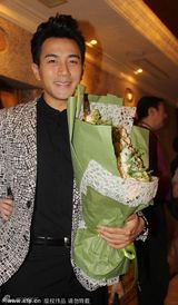 组图：刘恺威遭影迷围堵合影 郑爽接电话避镜头