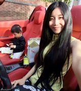 组图：美女硕士毕业抱儿子怀女儿被赞人生赢家