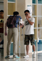 组图：独家！吴京拄拐看病 CT室门口与朋友热聊