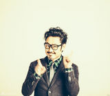 组图：吴秀波《我的青春高八度》曝宣传照喜感十足