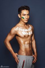 组图：戚薇男友李承铉赤裸上身秀人鱼线