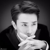 组图：戚薇李承铉婚照曝光 搞怪神情恩爱秀婚戒