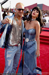 组图：水果姐凯蒂-佩里抹胸裙亮相 傲人双球挺立深沟性感