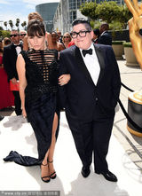 组图：《女子监狱》雅埃尔-斯通开叉裙亮相红毯