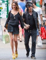 组图：摇滚人妻考特尼-宾汉低胸热裤秀长腿