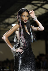 组图：白癜风超模布朗专场秀 大方送吻秀独特美