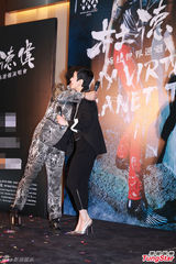 组图：吴君如现身挺初恋 杜德伟无惧爱妻生醋意