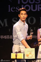 组图：金秀贤为粉丝做面包 近期将携新作回归