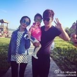 组图：李小璐抱女儿探班贾乃亮 三口耍酷戴墨镜