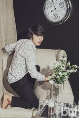 组图：吕珍九清新写真 变身花衬衫轻熟男