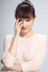 组图：孙嘉曝光新写真 温婉笑容展轻熟女魅力