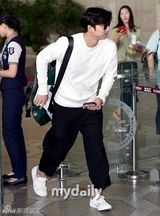 组图：东方神起孔侑等现身 胡茬微露不拘小节