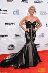 组图：公告牌红毯群星璀璨 夏奇拉洛佩兹斗性感