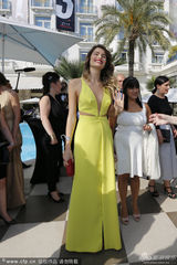 组图：《圣罗兰》首映 芳塔娜中门大开秀美腿