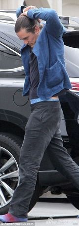 组图：奥兰多裸身冲浪 小弗林穿大人衣狂塞零食