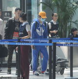 组图：文章独自现身机场 戴口罩帽子包裹严实