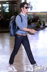 组图：韩星金载沅穿牛仔裤背双肩包似学生
