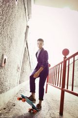 组图：牛骏峰活力动感写真 滑板少年潮范十足