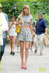 组图：泰勒露脐装俏皮可爱 热心为路人指路