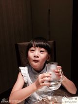 组图：田亮女儿森碟埋头狂吃惊呆叶一茜 女汉子本色再现