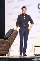 组图：李敏镐唱中文歌讨好粉丝 坐沙发秀大长腿